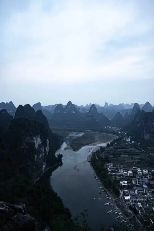 东方玄幻风·墨绿灰白调·超广角云雾 修图前